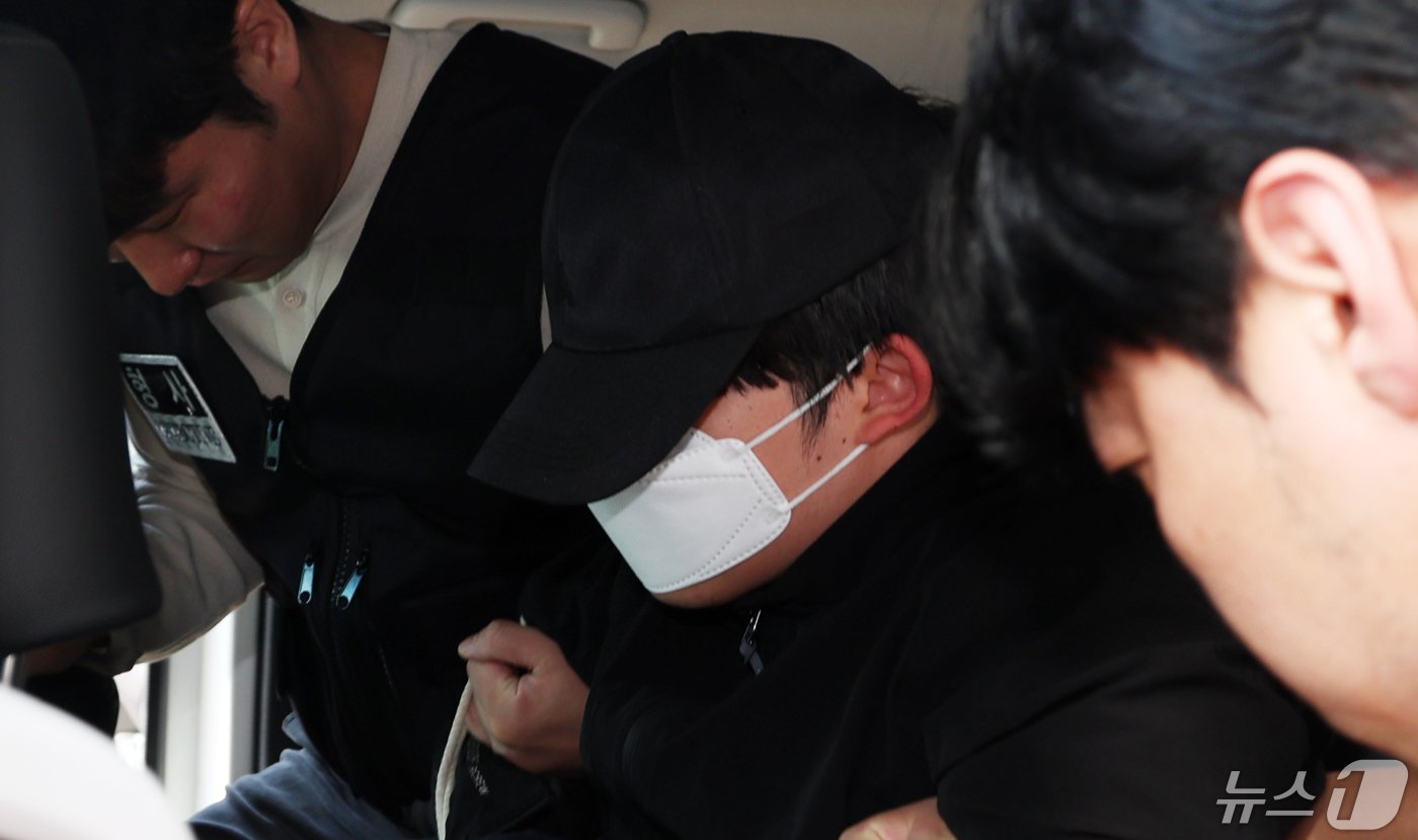 본문 이미지 - ‘교제 살인’ 의대생 최모(25)씨가 14일 오전 서울 서초구 서초경찰서에서 검찰로 구속송치되고 있다. 2024.5.14/뉴스1 ⓒ News1 김명섭 기자