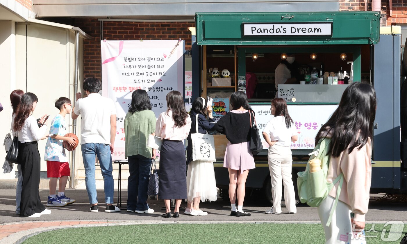 본문 이미지 - 스승의 날을 하루 앞둔 14일 서울 서초구 원명초등학교에서 선생님들이 커피차에서 커피를 받고 있다. 2024.5.14/뉴스1 ⓒ News1 김성진 기자
