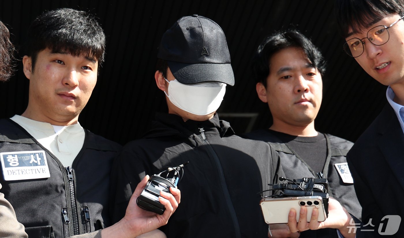 본문 이미지 - ‘교제 살인’ 의대생 최모(25)씨가 14일 오전 서울 서초구 서초경찰서에서 검찰로 구속송치되고 있다. 2024.5.14/뉴스1 ⓒ News1 김명섭 기자