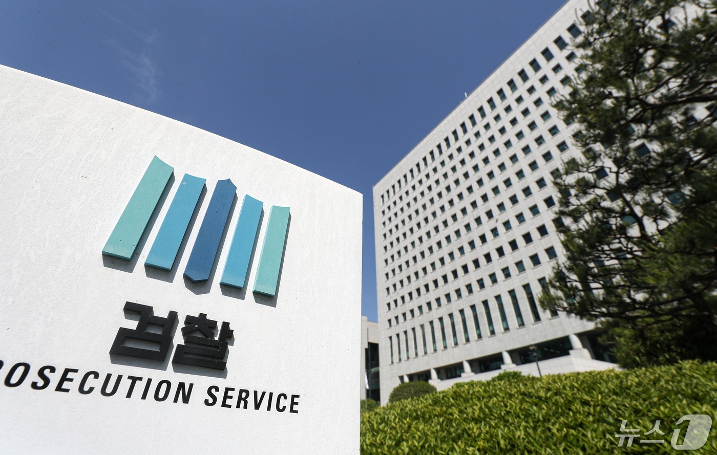 본문 이미지 - 이원석 검찰총장이 김건희 여사 명품 가방 수수 의혹 사건 수사 및 검찰 인사 등에 관해 14일 오전 서울 서초구 대검찰청으로 출근하며 취재진에게 "인사는 인사고 수사는 수사＂라고 입장을 밝혔다. 다만 전날 단행된 검찰 인사에 관해서는 직접적인 언급은 하지 않았다. 사진은 14일 서울 서초구 대검찰청. 2024.5.14/뉴스1 ⓒ News1 이승배 기자