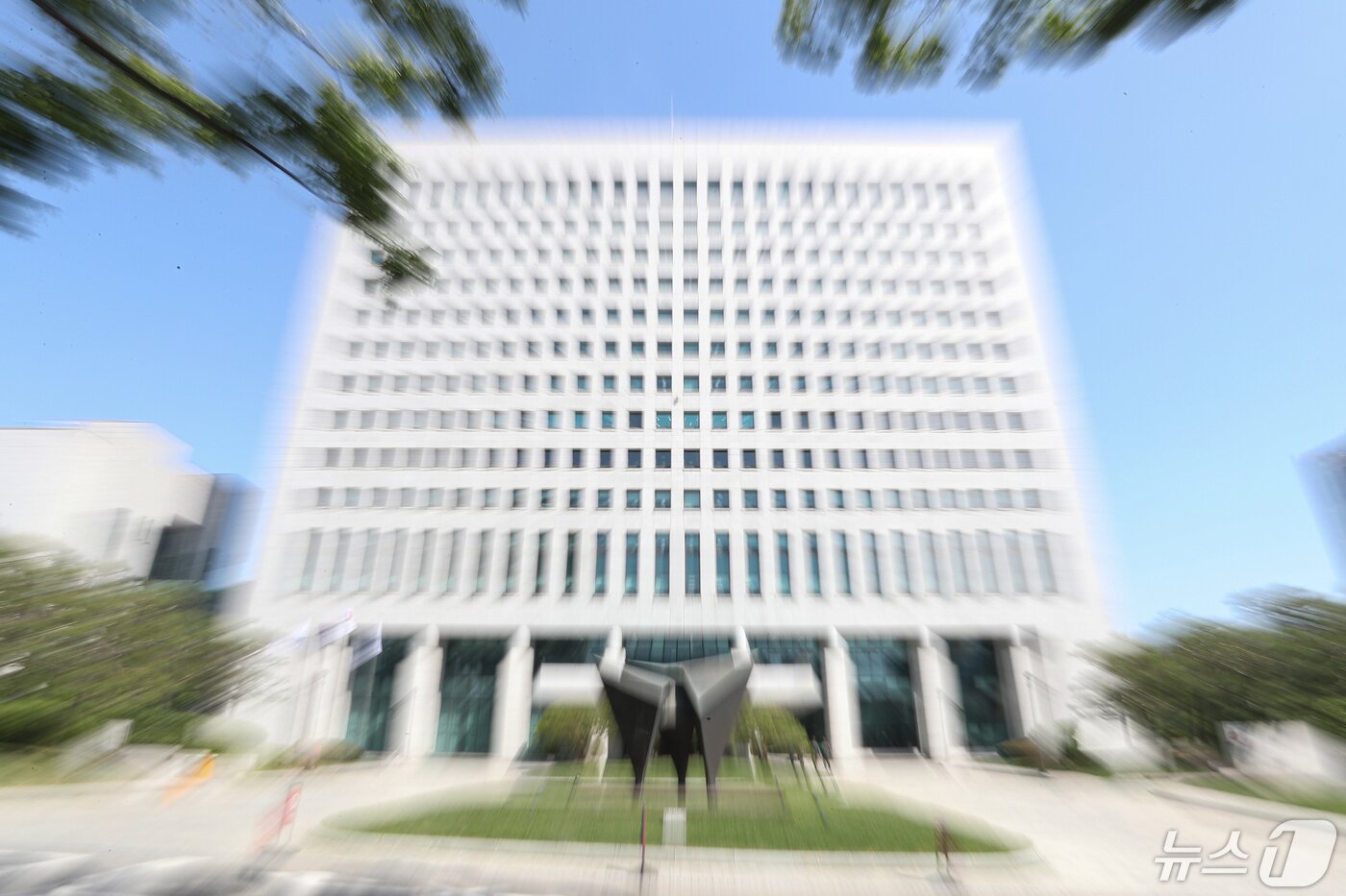 본문 이미지 - 이원석 검찰총장이 김건희 여사 명품 가방 수수 의혹 사건 수사 및 검찰 인사 등에 관해 14일 오전 서울 서초구 대검찰청으로 출근하며 취재진에게 "인사는 인사고 수사는 수사＂라고 입장을 밝혔다. 사진은 14일 서울 서초구 대검찰청. 2024.5.14/뉴스1 ⓒ News1 이승배 기자