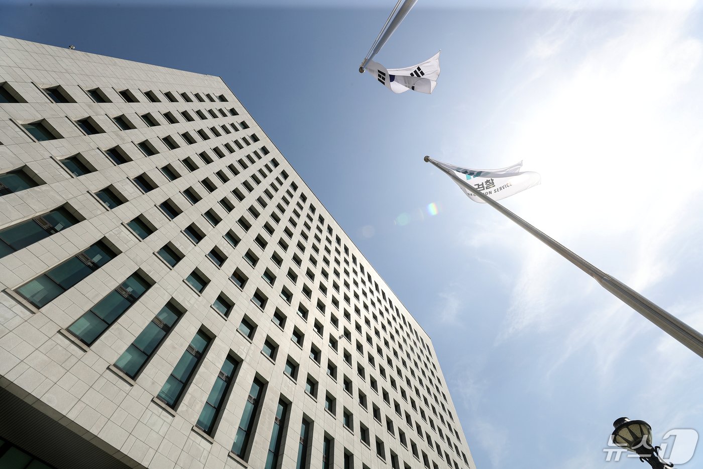 본문 이미지 - 이원석 검찰총장이 김건희 여사 명품 가방 수수 의혹 사건 수사 및 검찰 인사 등에 관해 14일 오전 서울 서초구 대검찰청으로 출근하며 취재진에게 "인사는 인사고 수사는 수사＂라고 입장을 밝혔다. 다만 전날 단행된 검찰 인사에 관해서는 직접적인 언급은 하지 않았다. 사진은 14일 서울 서초구 대검찰청. 2024.5.14/뉴스1 ⓒ News1 이승배 기자