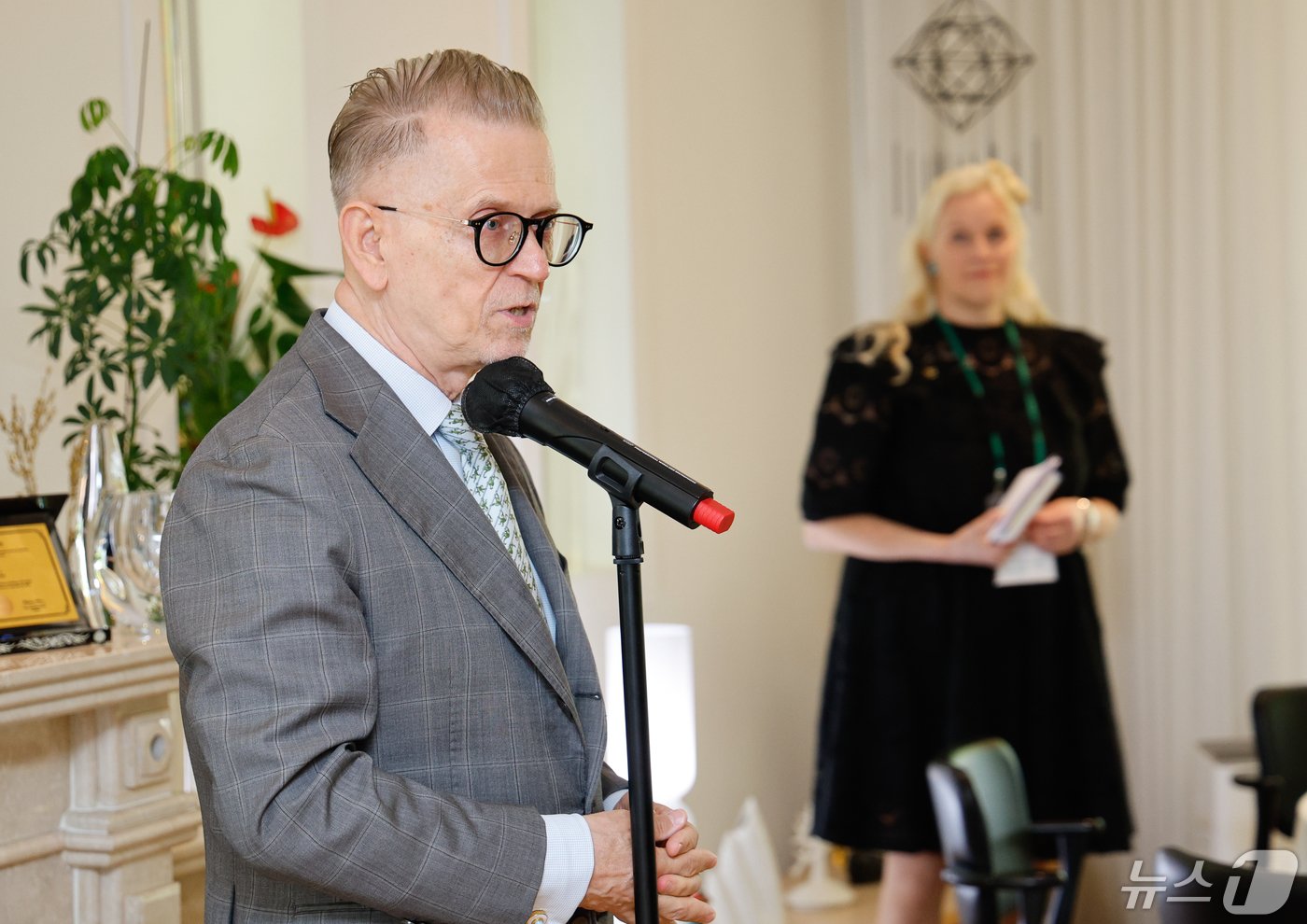 본문 이미지 - 빼까 메쪼 주한 핀란드대사가 14일 서울 성북구 주한핀란드대사관저에서 열린 '행복한 아이의 비밀(Onnellisten lasten salaisuudet)' 한국어판 출간 기념 행사에서 인사말을 하고 있다. '행복한 아이의 비밀'은 세계에서 가장 행복한 나라 1위 핀란드의 교육전문가가 들려주는 육아이야기로 헬싱키 대학 유아교육과 교수, 아동 정신과 의사, 심리학자 등 12명의 교육전문가를 인터뷰한 책이다. 2024.5.14/뉴스1 ⓒ News1 안은나 기자