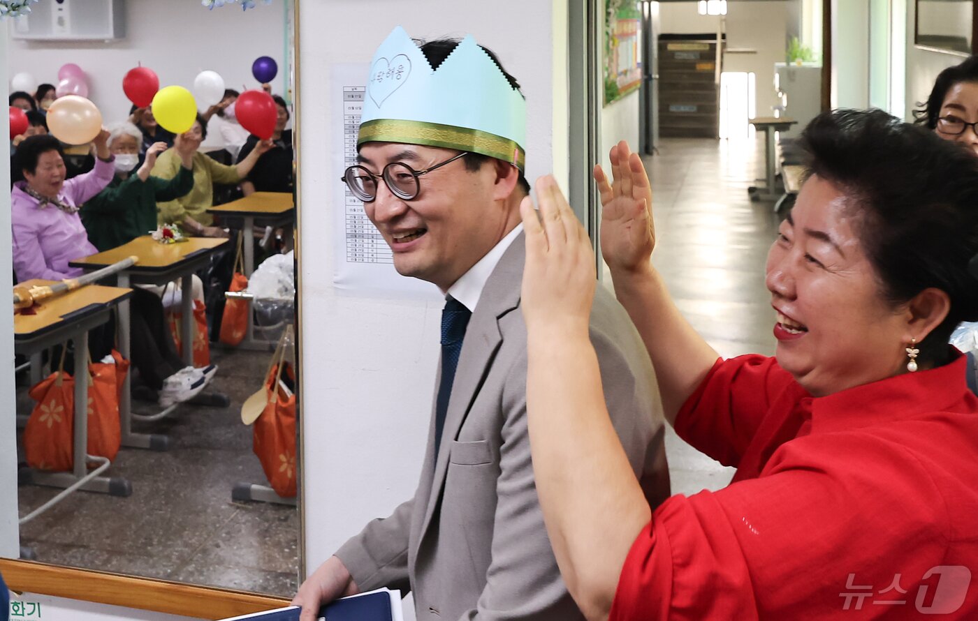 본문 이미지 - 스승의날을 하루 앞둔 14일 서울 마포구 일성여자중고등학교 고2학년 2반에서 학생이 담임선생님에게 왕관을 씌워주고 있다. 2024.5.14/뉴스1 ⓒ News1 김도우 기자