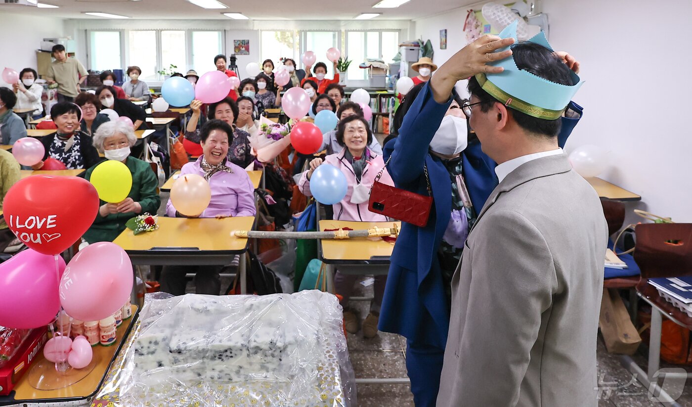 본문 이미지 - 스승의날을 하루 앞둔 14일 서울 마포구 일성여자중고등학교 고2학년 2반에서 학생이 담임선생님에게 왕관을 씌워주고 있다. 2024.5.14/뉴스1 ⓒ News1 김도우 기자