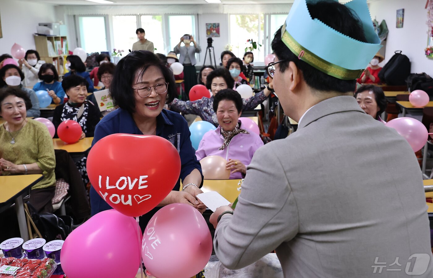 본문 이미지 - 스승의날을 하루 앞둔 14일 서울 마포구 일성여자중고등학교 고2학년 2반에서 학생들이 감사의 마음을 담은 편지를 담임선생님에게 전달하고 있다. 2024.5.14/뉴스1 ⓒ News1 김도우 기자