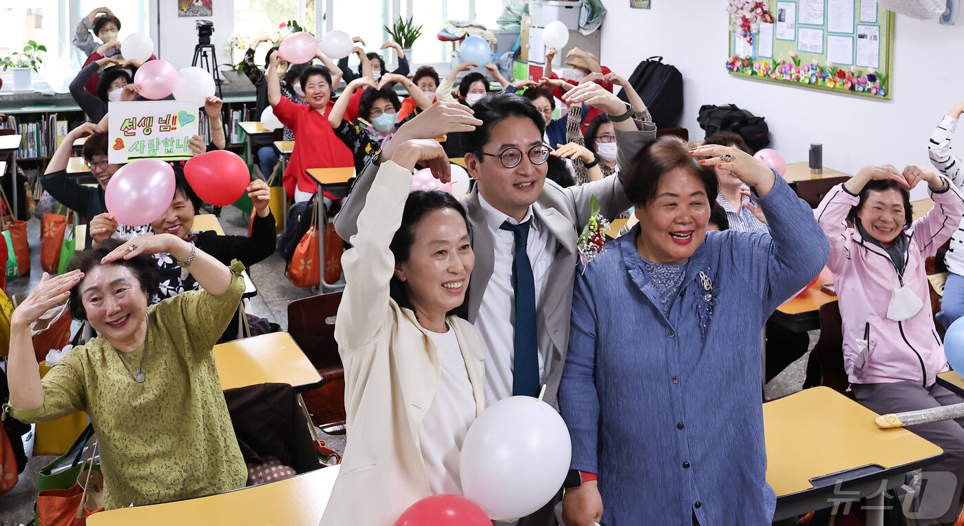 본문 이미지 - 스승의날을 하루 앞둔 14일 서울 마포구 일성여자중고등학교 고2학년 2반에서 담임선생님과 학생들이 서로 하트 포즈를 하고 있다.  2024.5.14/뉴스1 ⓒ News1 김도우 기자