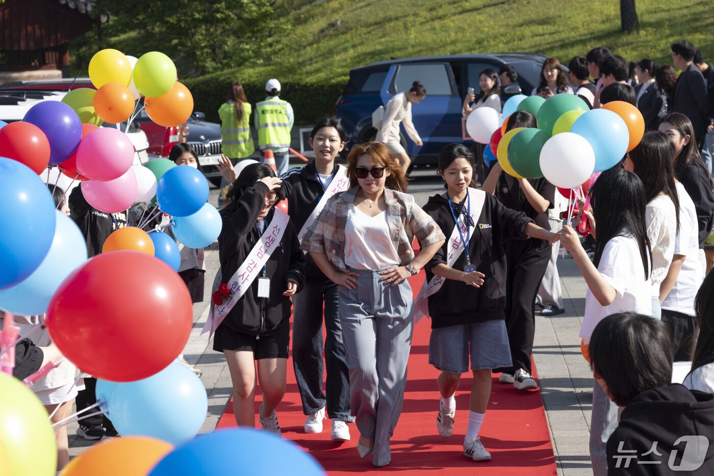 본문 이미지 - 스승의날을 하루 앞둔 14일 오전 경기 수원시 팔달구 매향중학교에서 학생들이 스승의날 기념 등굣길 레드카펫 행사를 진행하고 있다. 2024.5.14/뉴스1 ⓒ News1 김영운 기자