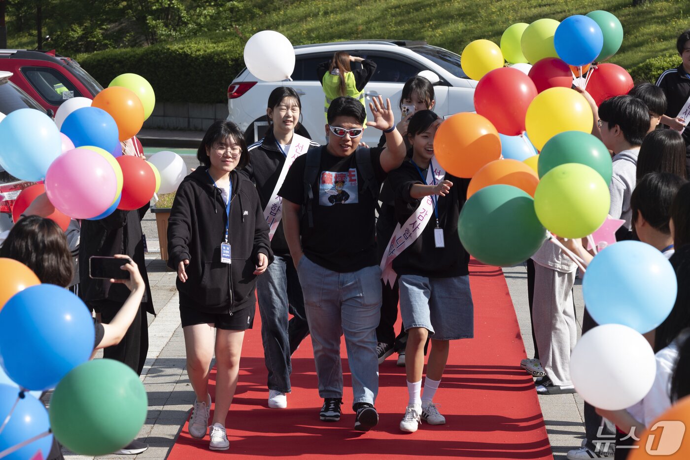 본문 이미지 - 스승의날을 하루 앞둔 14일 오전 경기 수원시 팔달구 매향중학교에서 학생들이 스승의날 기념 등굣길 레드카펫 행사를 진행하고 있다.  2024.5.14/뉴스1 ⓒ News1 김영운 기자