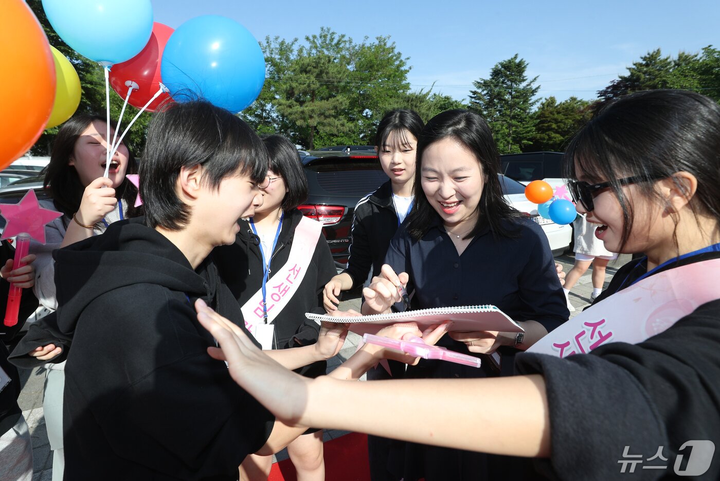 본문 이미지 - 스승의날을 하루 앞둔 14일 오전 경기 수원시 팔달구 매향중학교에서 학생들이 스승의날 기념 등굣길 레드카펫 행사를 진행하고 있다. 2024.5.14/뉴스1 ⓒ News1 김영운 기자