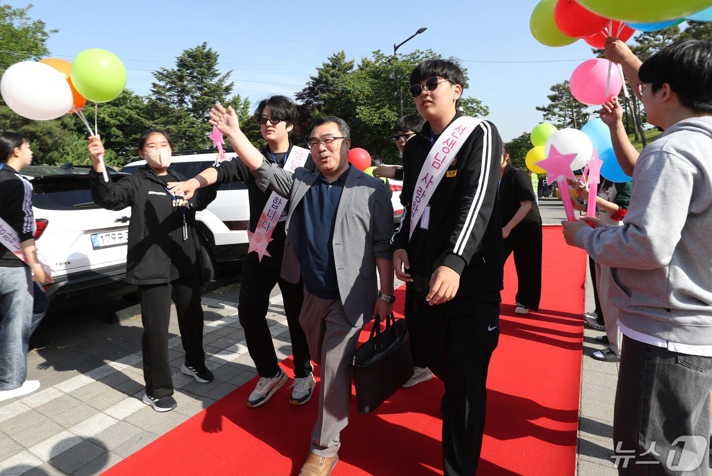 본문 이미지 - 스승의날을 하루 앞둔 14일 오전 경기 수원시 팔달구 매향중학교에서 학생들이 스승의날 기념 등굣길 레드카펫 행사를 진행하고 있다.  2024.5.14/뉴스1 ⓒ News1 김영운 기자