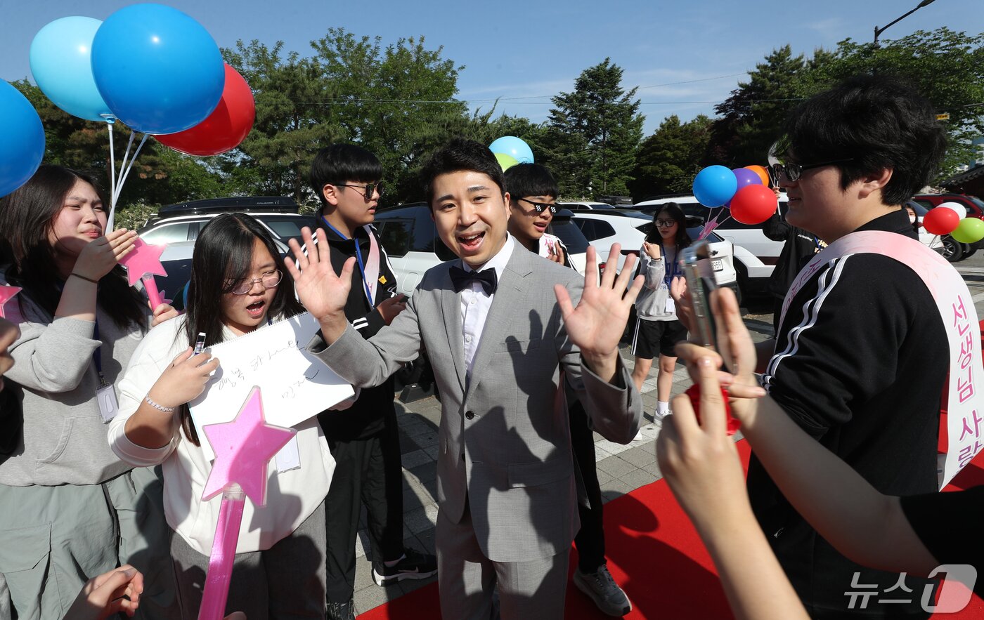 본문 이미지 - 스승의날을 하루 앞둔 14일 오전 경기 수원시 팔달구 매향중학교에서 학생들이 스승의날 기념 등굣길 레드카펫 행사를 진행하고 있다. 2024.5.14/뉴스1 ⓒ News1 김영운 기자