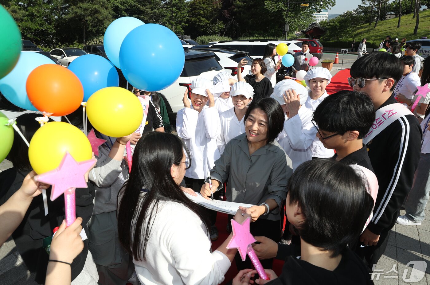 본문 이미지 - 스승의날을 하루 앞둔 14일 오전 경기 수원시 팔달구 매향중학교에서 학생들이 스승의날 기념 등굣길 레드카펫 행사를 진행하고 있다.  2024.5.14/뉴스1 ⓒ News1 김영운 기자