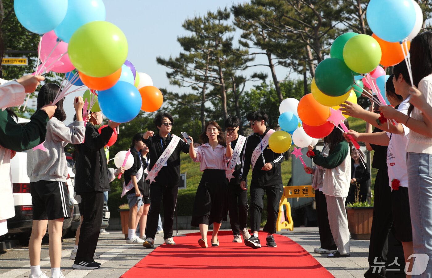 본문 이미지 - 스승의날을 하루 앞둔 14일 오전 경기 수원시 팔달구 매향중학교에서 선생님과 학생들이 스승의날 기념 등굣길 레드카펫 행사를 진행하고 있다.  2024.5.14/뉴스1 ⓒ News1 김영운 기자