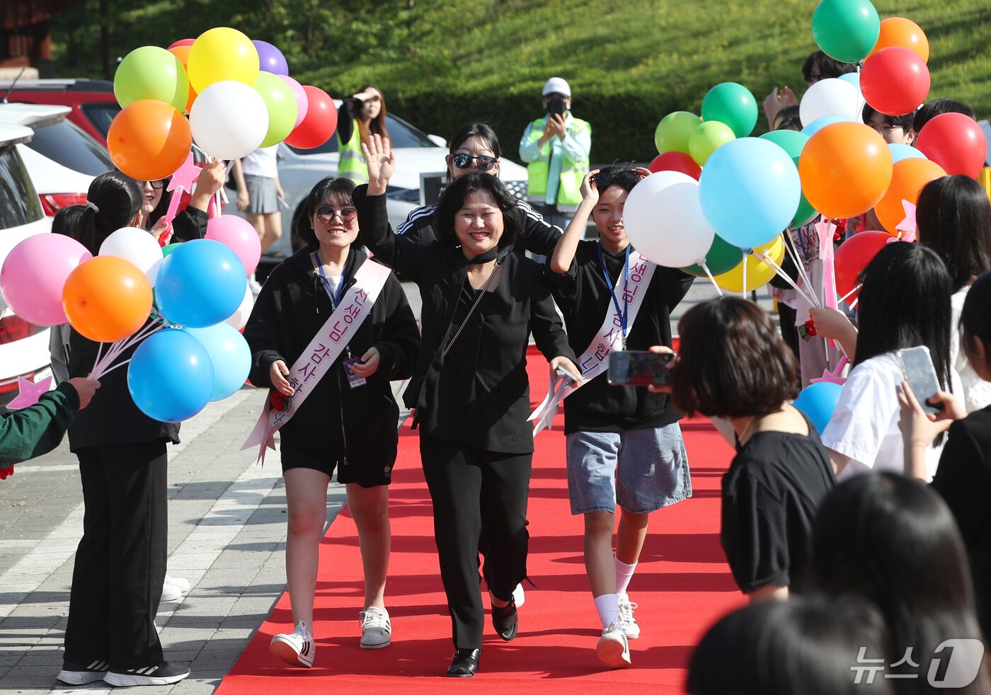 본문 이미지 - 스승의날을 하루 앞둔 14일 오전 경기 수원시 팔달구 매향중학교에서 학생들이 스승의날 기념 등굣길 레드카펫 행사를 진행하고 있다.  2024.5.14/뉴스1 ⓒ News1 김영운 기자