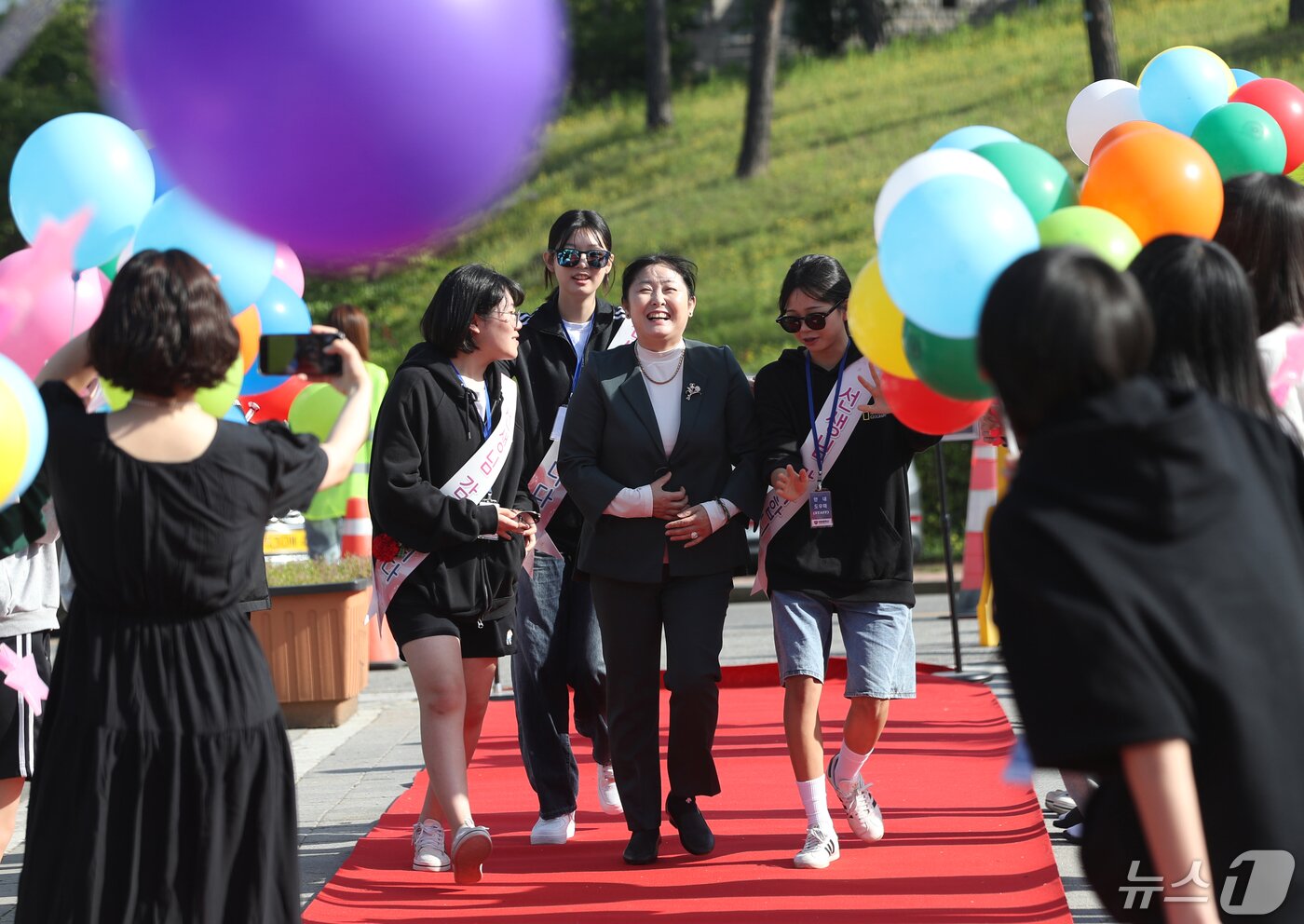 본문 이미지 - 스승의날을 하루 앞둔 14일 오전 경기 수원시 팔달구 매향중학교에서 선생님과 학생들이 스승의날 기념 등굣길 레드카펫 행사를 진행하고 있다. 2024.5.14/뉴스1 ⓒ News1 김영운 기자