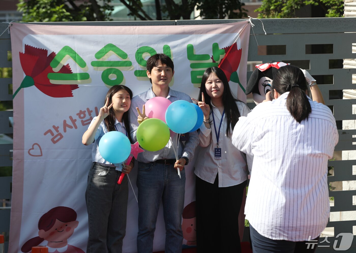 본문 이미지 - 스승의날을 하루 앞둔 14일 오전 경기 수원시 팔달구 매향중학교에서 선생님과 학생들이 스승의날 기념 등굣길 레드카펫 행사를 진행하고 있다.  2024.5.14/뉴스1 ⓒ News1 김영운 기자