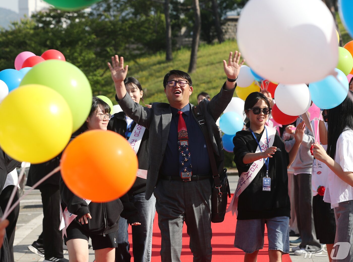 본문 이미지 - 스승의날을 하루 앞둔 14일 오전 경기 수원시 팔달구 매향중학교에서 학생들이 스승의날 기념 등굣길 레드카펫 행사를 진행하고 있다.  2024.5.14/뉴스1 ⓒ News1 김영운 기자