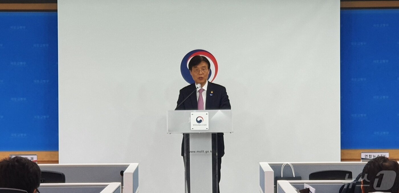 본문 이미지 - 김형렬 행복청장이 14일 정부세종청사 국토교통부 기자실에서 행복도시 주요 과제 추진 현황 및 향후 계획에 대해 설명하고 있다. ⓒ News1 조용훈 기자