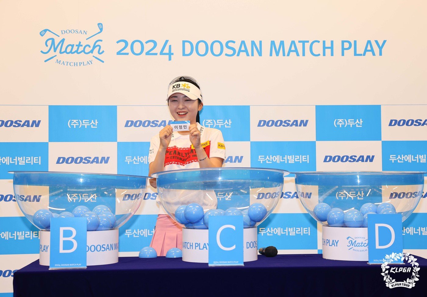본문 이미지 - 이예원이 14일 강원도 춘천 라데나CC에서 열린 '2024 두산 매치플레이' 조 추첨식에서 상대 선수를 추첨하고 있다. (KLPGT 제공) 2024.5.14/뉴스1