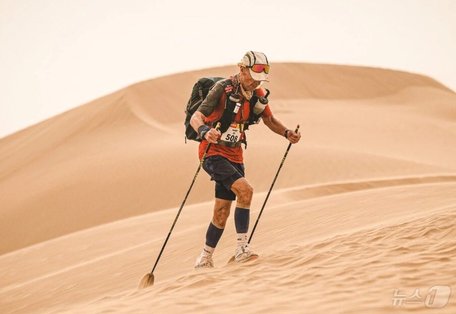 본문 이미지 - 사막을 달리는 해리 헌터 옹 - 마란톤 더 사브레 갈무리