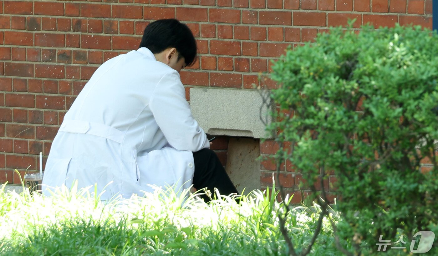 본문 이미지 - 정부의 2025학년도 의대 증원 추진에 대한 법원 판단을 앞두고 있는 가운데 14일 서울 시내의 대형병원에서 한 의료진이 휴식을 취하고 있다. 서울고법이 집행정지 가처분 신청을 인용하면 2025학년도 입시에서 의대 증원은 사실상 무산된다. 2024.5.14/뉴스1 ⓒ News1 김성진 기자