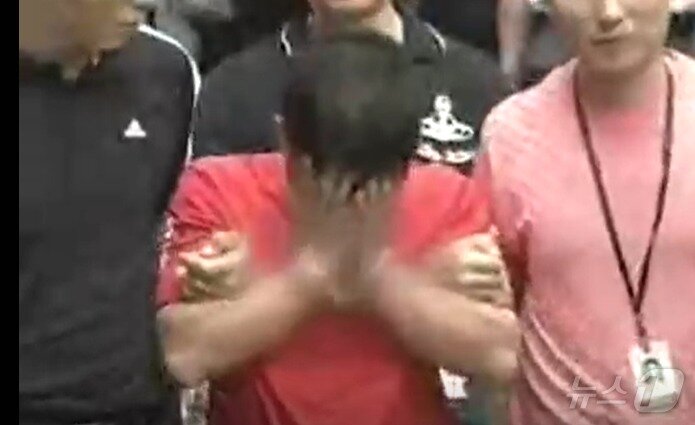 본문 이미지 -  2010년 6월 15일 현장검증에 나선 김수철이 두손으로 얼굴을 가리고 있다. (YTN 갈무리) ⓒ 뉴스1