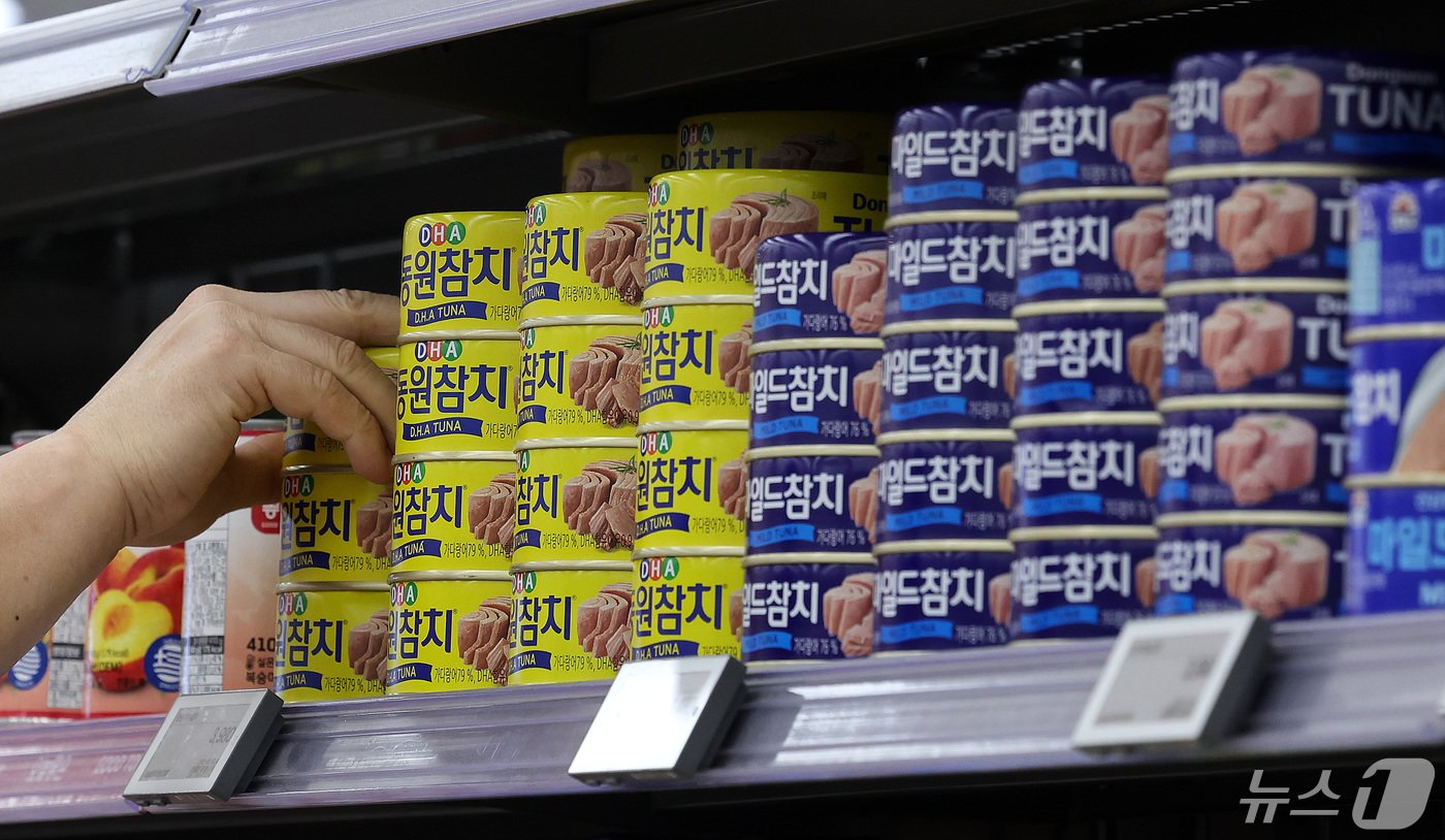 본문 이미지 - 서울의 한 대형마트에 참치캔이 진열되어 있다.  2024.5.14/뉴스1 ⓒ News1 박지혜 기자