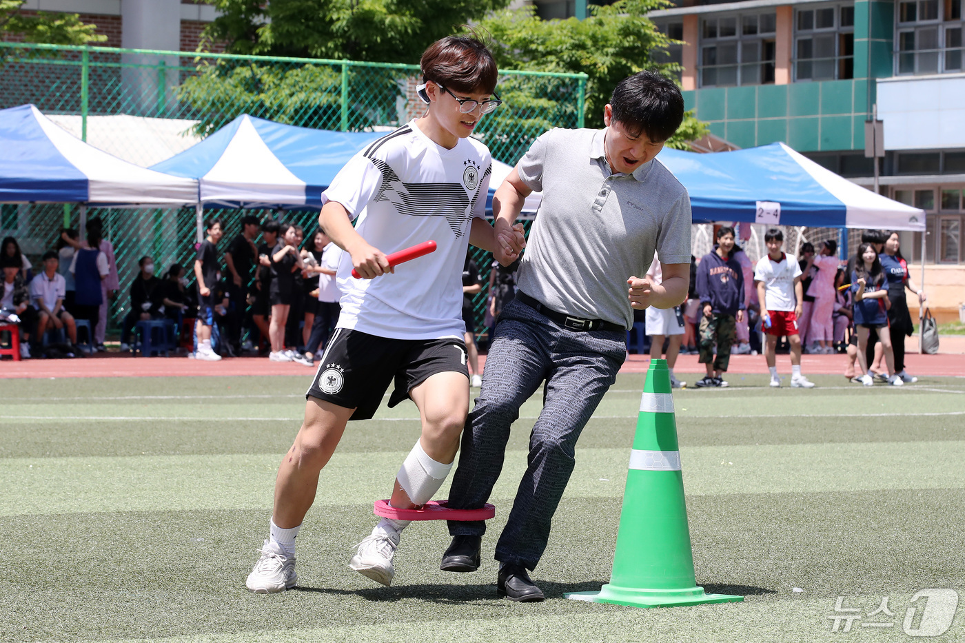 (대구=뉴스1) 공정식 기자 = 스승의 날을 하루 앞둔 14일 대구 수성구 수성동2가 대구동중학교 운동장에서 열린 '2024학년도 사제동행 체육한마당' 2인3각 경기에 출전한 교사 …