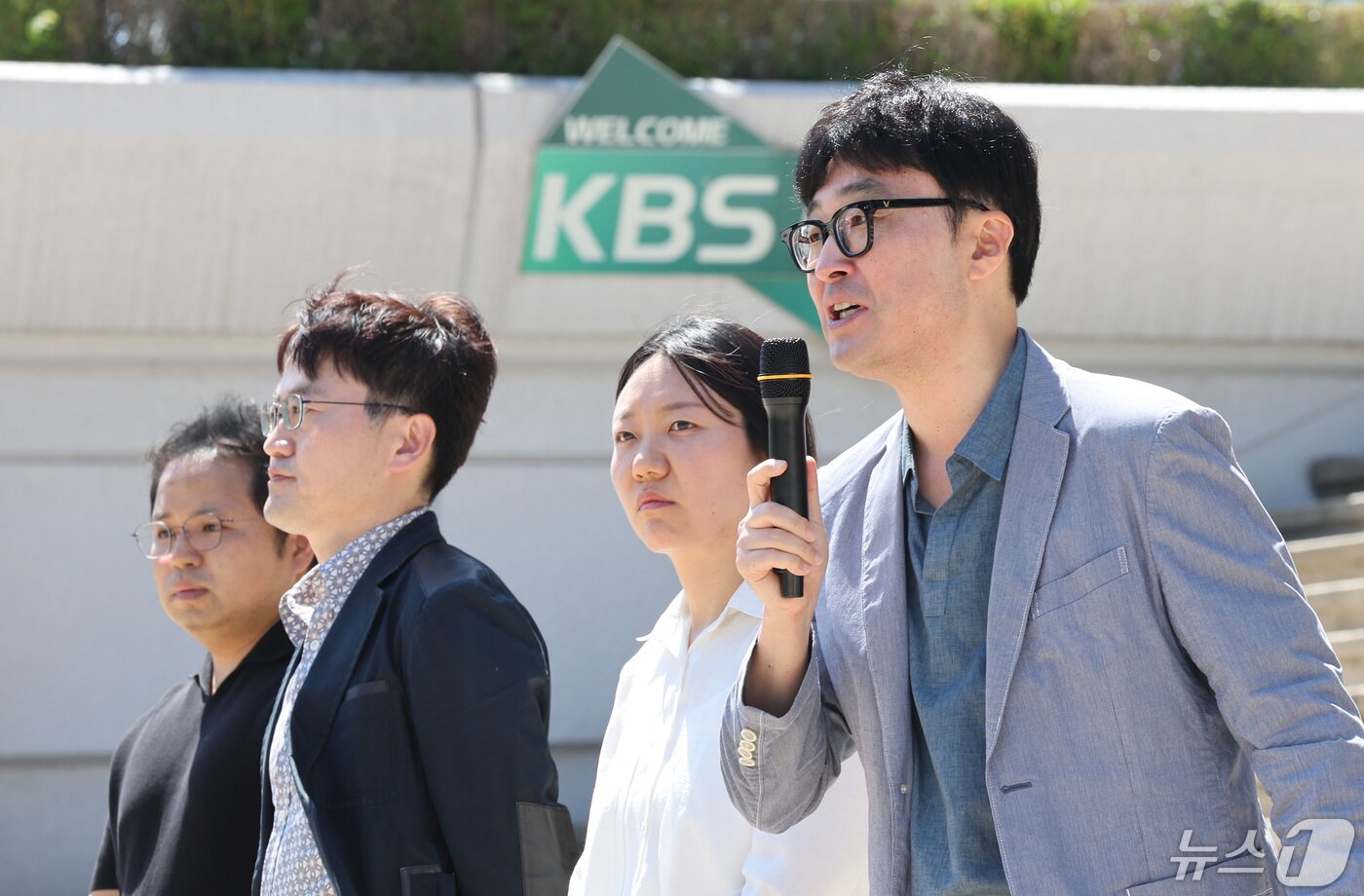 본문 이미지 - 기훈석 언론노조 KBS본부 시사교양 중앙위원이 14일 서울 영등포구 여의도 KBS본관 계단에서 열린 KBS 1TV '역사저널 그날' 긴급 기자회견에서 발언하고 있다. 이들은 KBS 교양프로그램 ‘역사저널 그날’에 배우 한가인 대신 KBS 아나운서 출신 조수빈씨를 기용하려다 무산되자 사실상 프로그램 폐지 통보를 받았다고 주장하고 있다. 왼쪽부터 김은곤 KBS PD협회 부회장, 김세원 KBS PD협회 회장, 조애진 언론노조KBS본부 수석부위원장, 기훈석 언론노조 KBS본부 시사교양 중앙위원. 2024.5.14/뉴스1 ⓒ News1 박지혜 기자