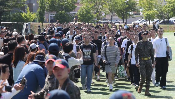 육군, '깔깔이' 보급에 어려움…"스웨터 두 벌 먼저 지급할 수도"