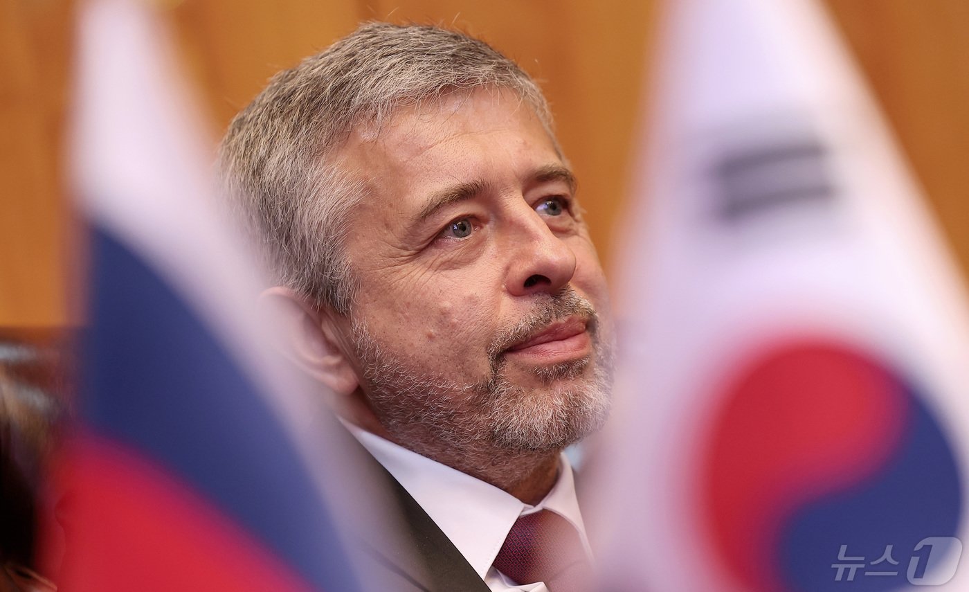 본문 이미지 - 게오르기 지노비예프 주한 러시아 대사가 14일 서울 중구 주한 러시아대사관에서 진행된 뉴스1과 인터뷰를 하고 있다. 2024.5.14/뉴스1 ⓒ News1 김성진 기자