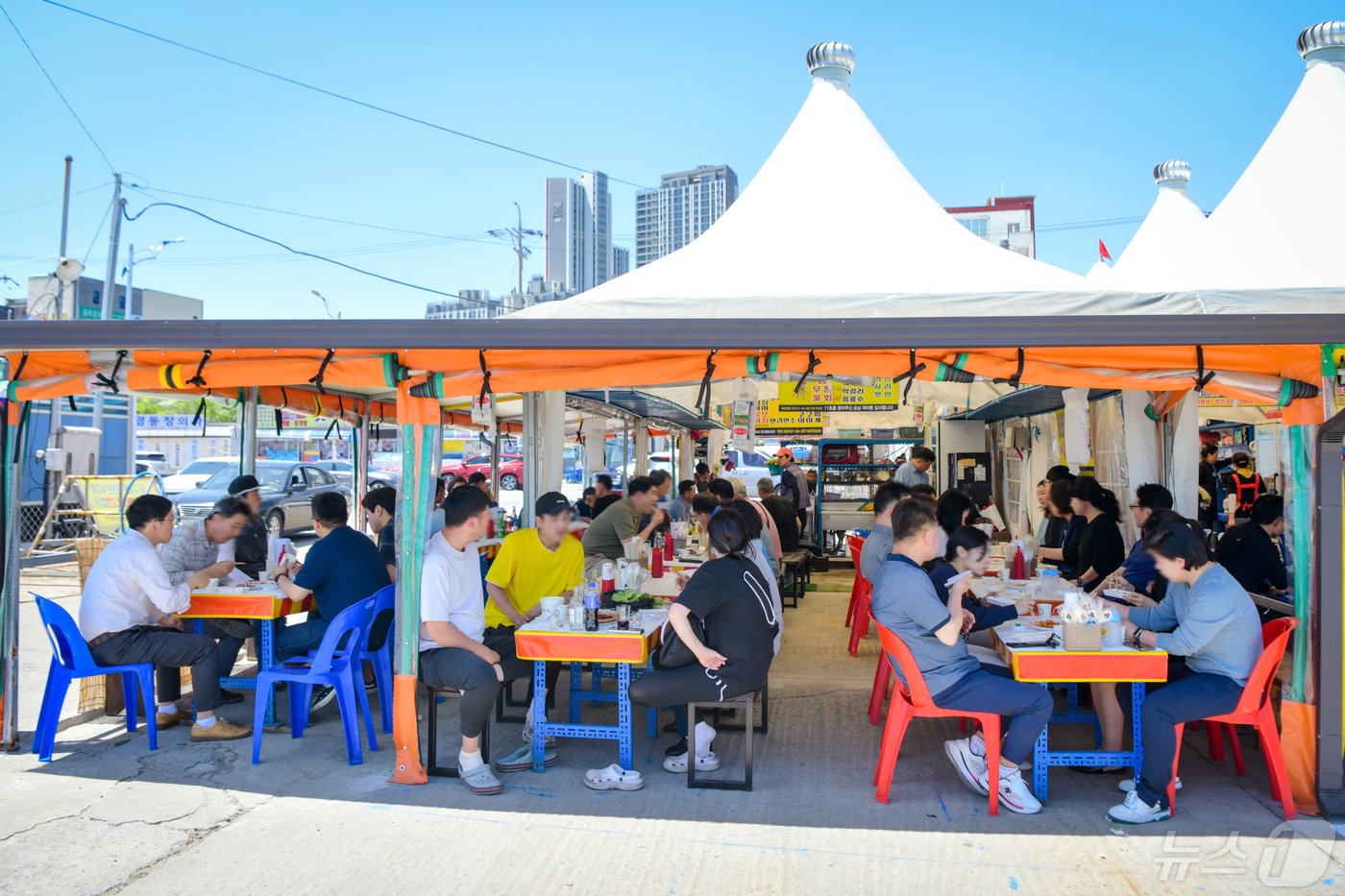 본문 이미지 - 오징어 금어기 해제 후 첫 조업에 나섰던 어선이 돌아온 14일 강원 속초지역 대표 포장마차촌인 '오징어난전'이 손님들로 붐비고 있다.(속초시 제공) 2024.5.14/뉴스1