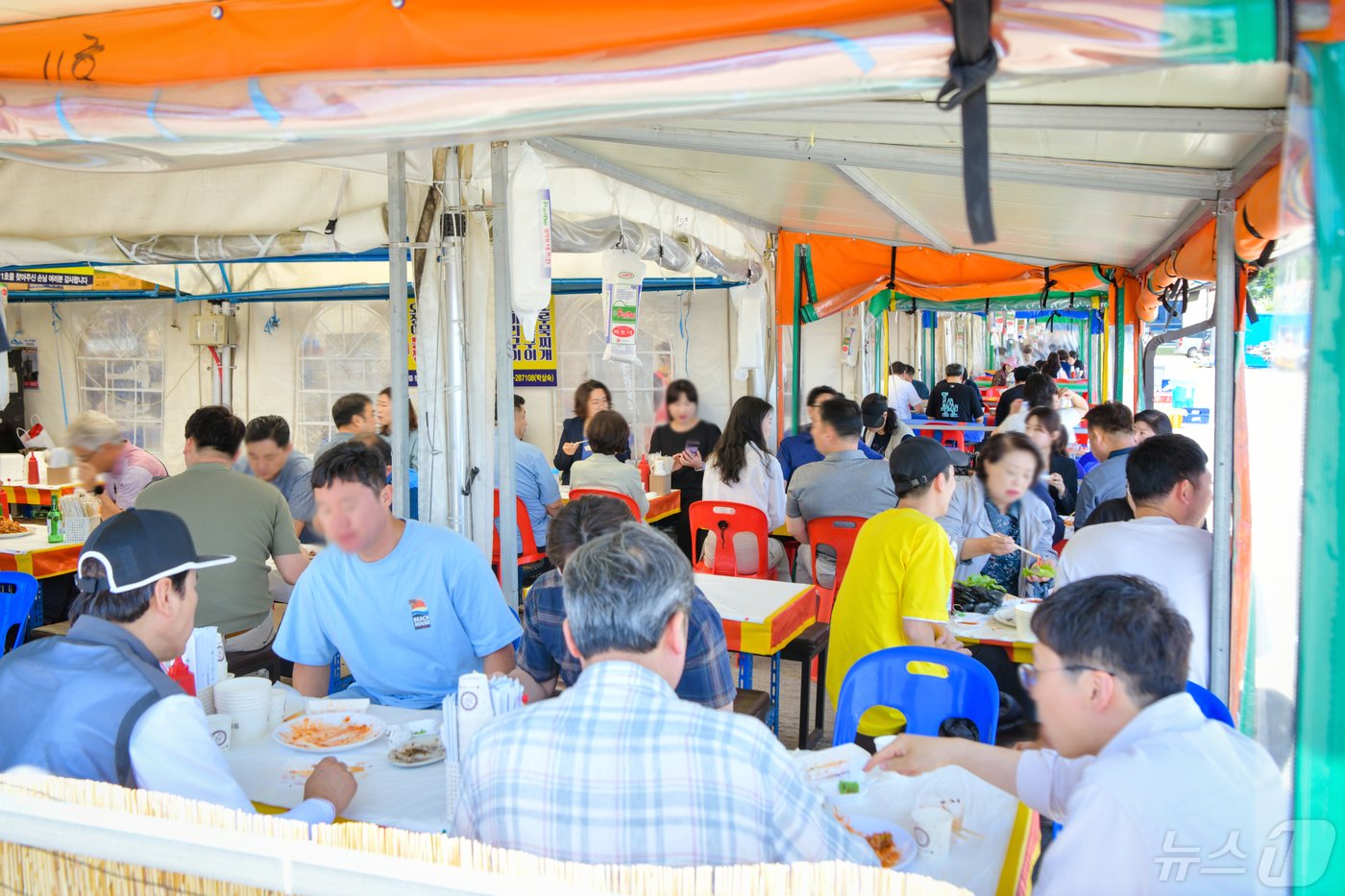 본문 이미지 - 오징어 금어기 해제 후 첫 조업에 나섰던 어선이 돌아온 14일 강원 속초지역 대표 포장마차촌인 '오징어난전'이 손님들로 붐비고 있다.(속초시 제공) 2024.5.14/뉴스1