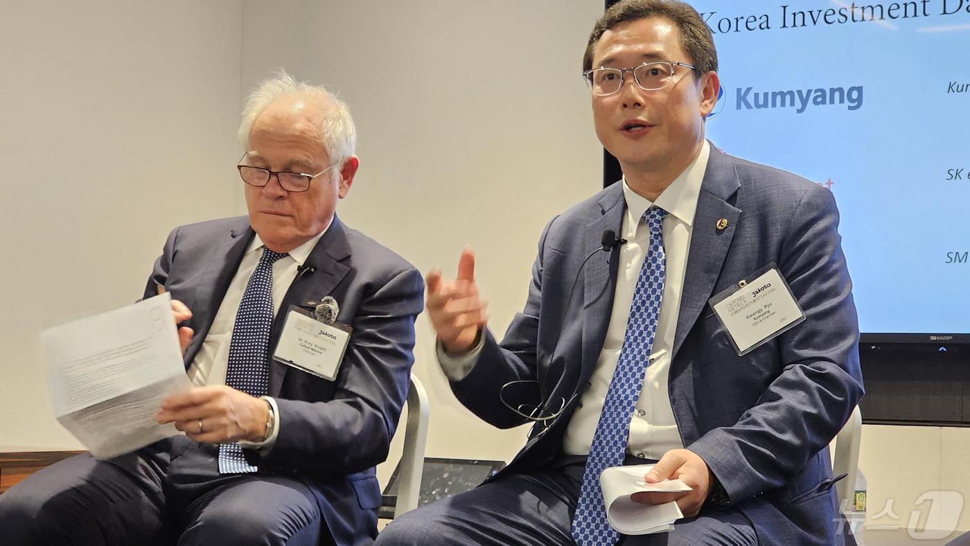 본문 이미지 - 기업설명회를 진행하고 있는 류광지회장(오른쪽)과 옥스포드 메트리카의 로리나이트 회장 (금양 제공)