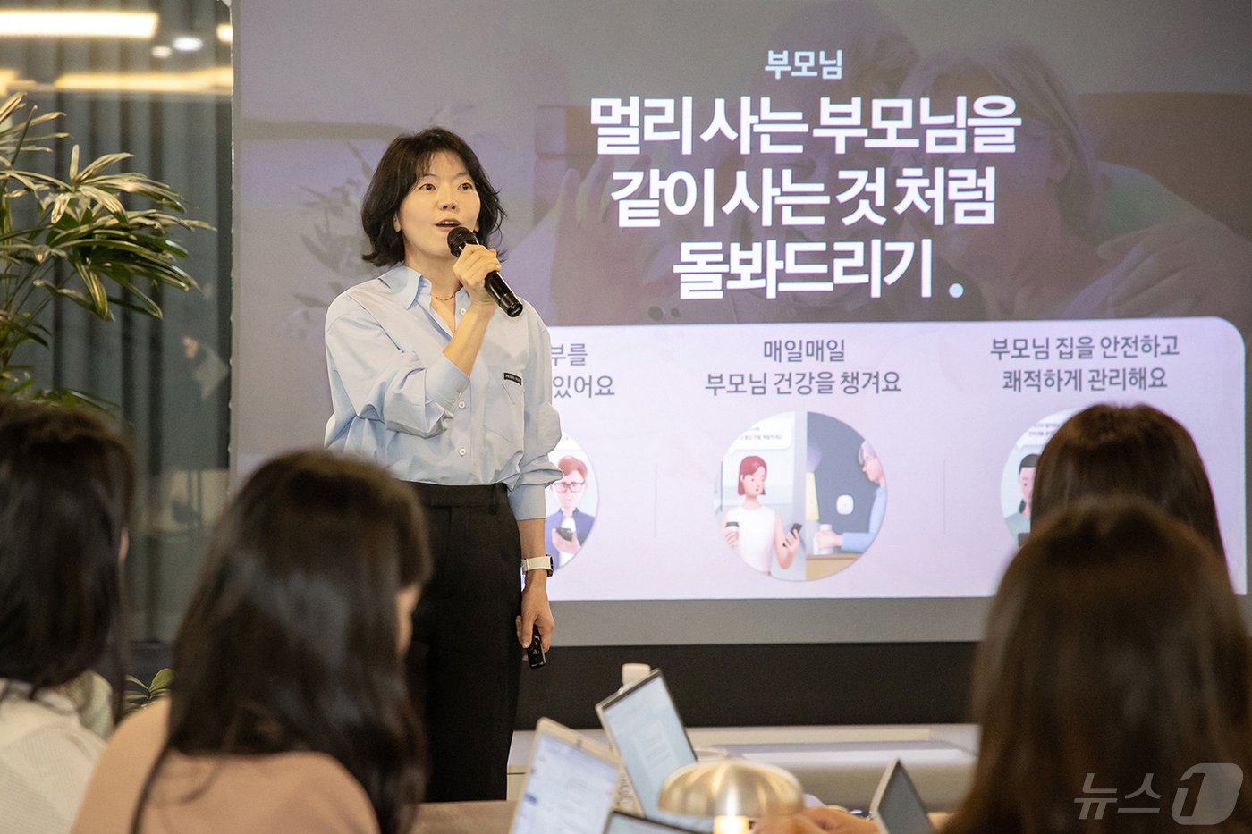 본문 이미지 -  김현정 프로가 14일 수원사업장 디지털시티에 위치한 CX·MDE(고객 중심 멀티 디바이스 경험)센터에서 'AI 라이프'에 대해 발표하고 있다. (삼성전자 제공) 