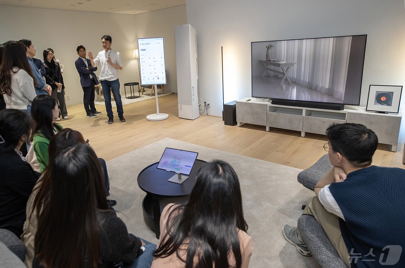 본문 이미지 -  문종채 삼성전자 경험솔루션파트(CX·MDE) 프로가 14일 수원사업장 디지털시티에 위치한 CX·MDE(고객 중심 멀티 디바이스 경험)센터에서 'AI 라이프'를 소개하고 있다. (삼성전자 제공)