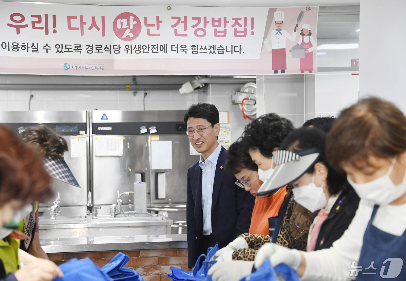 (서울=뉴스1) = 김윤상 기획재정부 차관이 14일 오후 경기도 시흥시 북부노인복지관을 방문, 시설을 둘러보고 있다. (기획재정부 제공) 2024.5.14/뉴스1