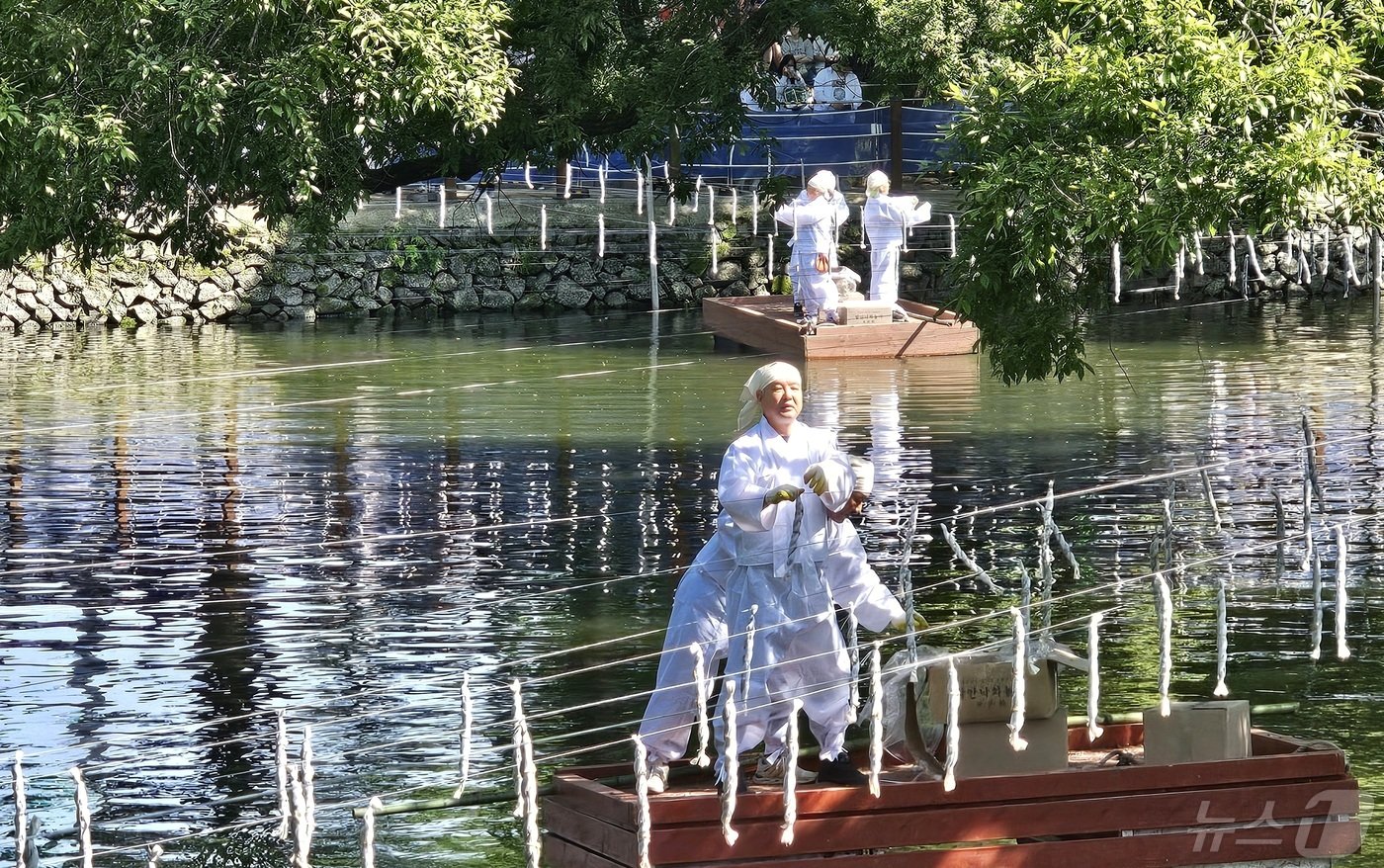 본문 이미지 - 함안 낙화놀이를 위해 무진정 일원에 낙화봉을 매달고 있다. 2024.5.14 뉴스1/한송학기자