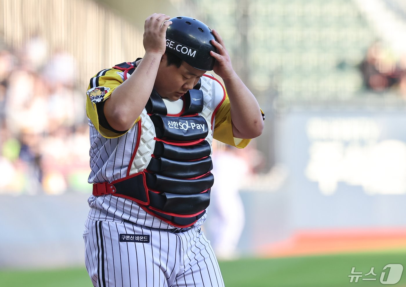 본문 이미지 - 14일 오후 서울 송파구 잠실야구장에서 열린 프로야구 '2024 신한 SOL 뱅크 KBO리그' 키움 히어로즈와 LG 트윈스의 경기, LG 선발포수 김범석이 경기를 준비하고 있다. 2024.5.14/뉴스1 ⓒ News1 김도우 기자