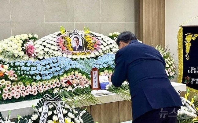 본문 이미지 - 갑작스럽게 세상을 떠난 무주고 이영주 교감의 장례식장을 찾은 서거석 전북특별자치도교육감이 고인에 대한 추모를 하고 있다.(서거석 교육감 SNS 갈무리)/뉴스1