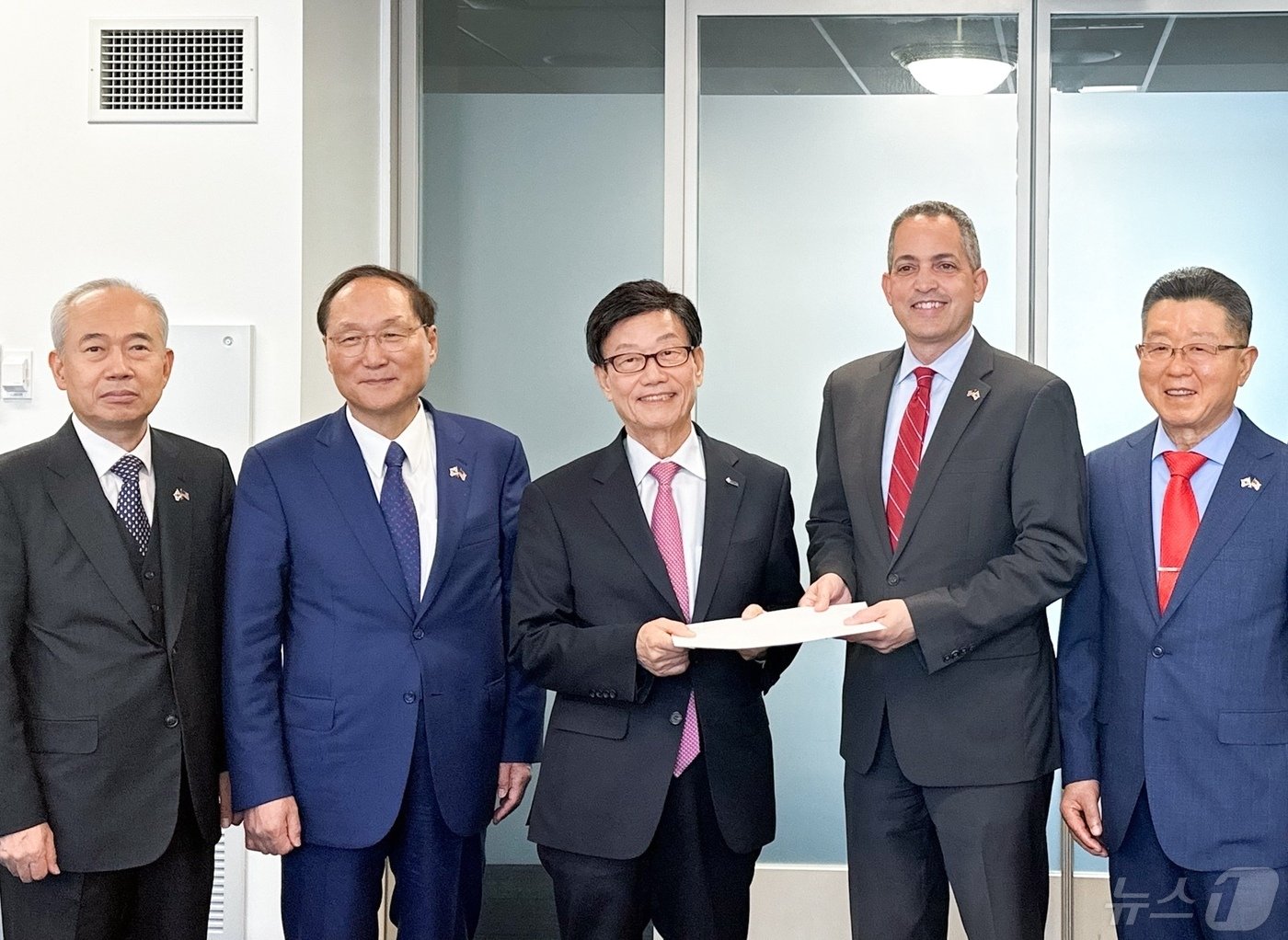 본문 이미지 - 윤진식 한국무역협회장(왼쪽에서 3번째)이 13일(현지시간) 돈 그레이브스 미 상무부 부장관과 만나고 있다. 사진은 무역협회 제공