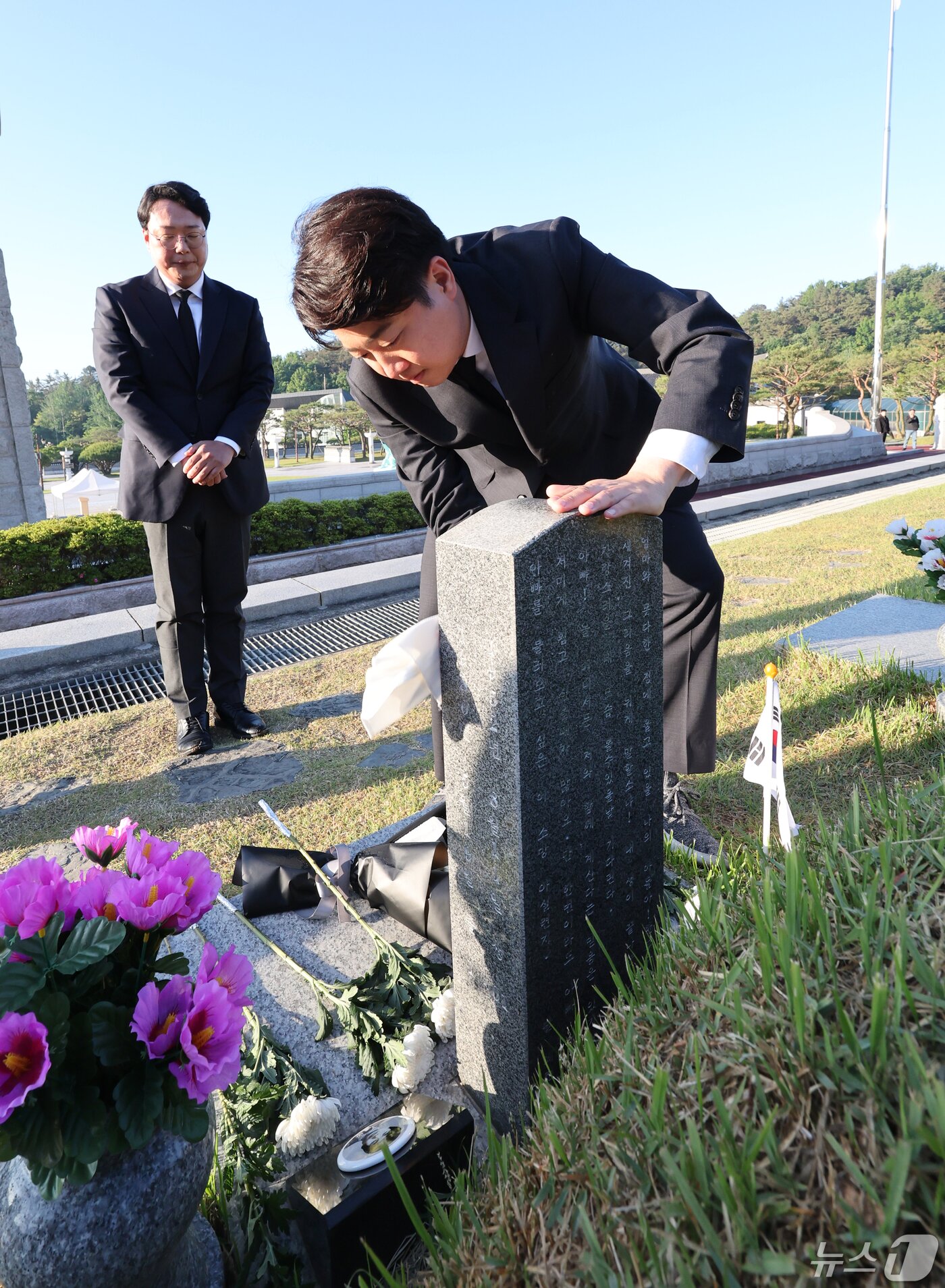 개혁신당 이준석 대표와 이주영·천하람 비례대표 당선인이 15일 광주시 북구 운정동 국립5·18민주묘지를 참배하고 있다. 2024.5.15/뉴스1 ⓒ News1 김태성 기자