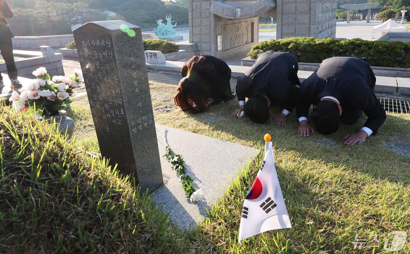 개혁신당 이준석 대표와 이주영·천하람 비례대표 당선인이 15일 광주시 북구 운정동 국립5·18민주묘지를 참배하고 있다. 2024.5.15/뉴스1 ⓒ News1 김태성 기자