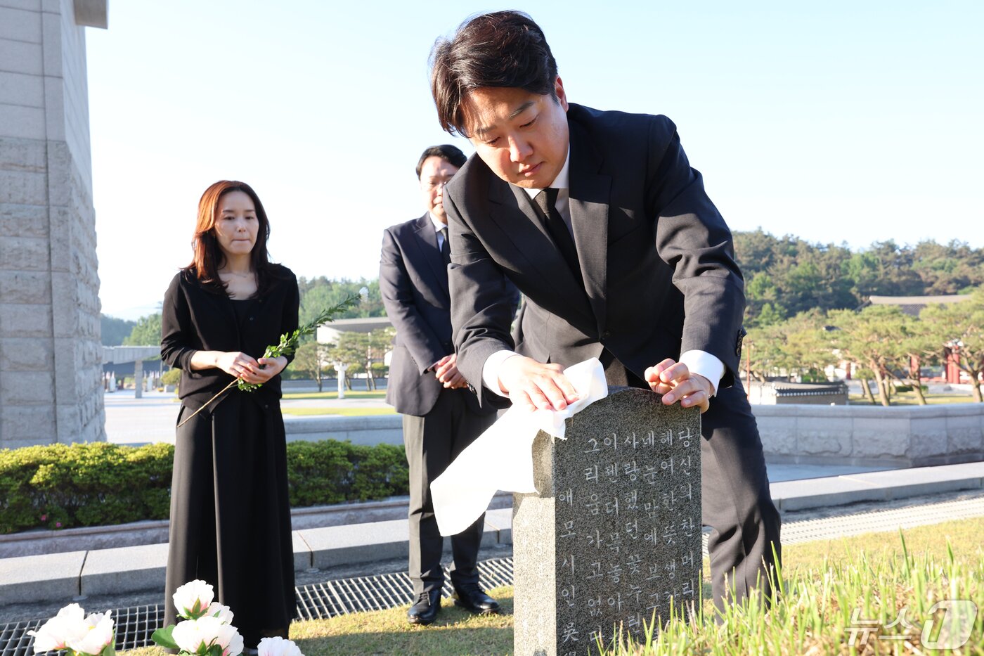 개혁신당 이준석 대표와 이주영·천하람 비례대표 당선인이 15일 광주시 북구 운정동 국립5·18민주묘지를 참배한 뒤 묘비를 닦고 있다. 2024.5.15/뉴스1 ⓒ News1 김태성 기자