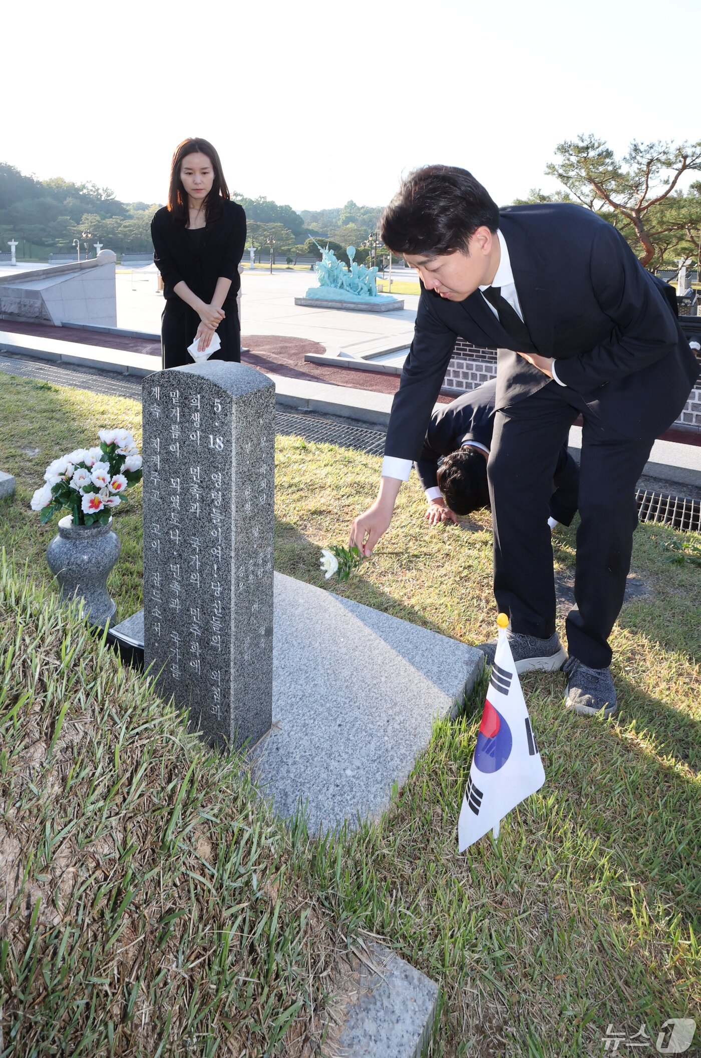 개혁신당 이준석 대표와 이주영·천하람 비례대표 당선인이 15일 광주시 북구 운정동 국립5·18민주묘지를 참배하고 있다. 2024.5.15/뉴스1 ⓒ News1 김태성 기자