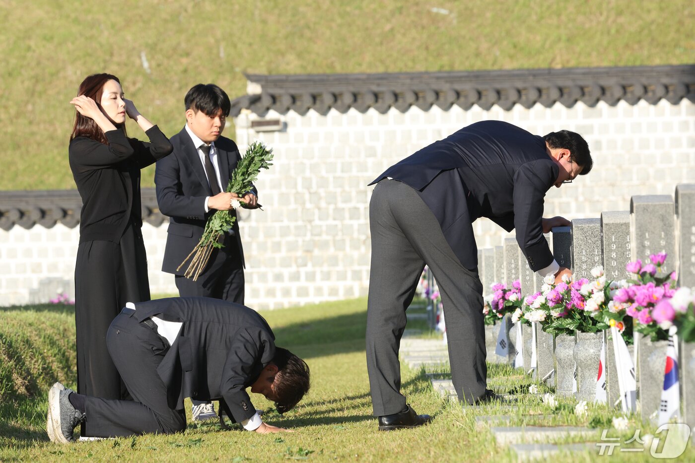 개혁신당 이준석 대표와 이주영·천하람 비례대표 당선인이 15일 광주시 북구 운정동 국립5·18민주묘지를 참배하고 있다. 2024.5.15/뉴스1 ⓒ News1 김태성 기자