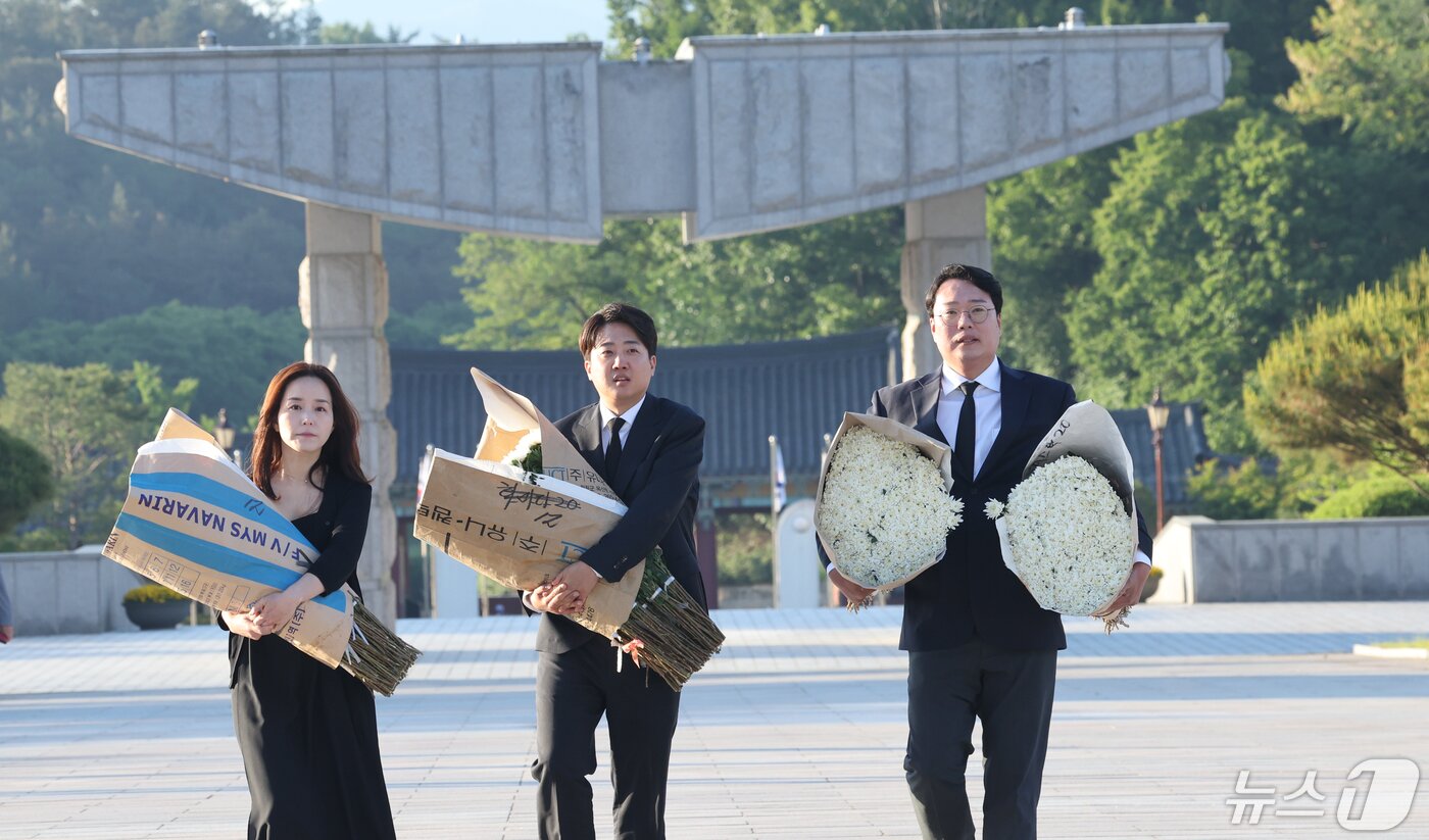 본문 이미지 - 개혁신당 이준석 대표와 이주영·천하람 비례대표 당선인이 15일 경상도에서 재배한 국화 1000송이를 들고 광주시 북구 운정동 국립5·18민주묘지를 참배하고 있다. 2024.5.15/뉴스1 ⓒ News1 김태성 기자