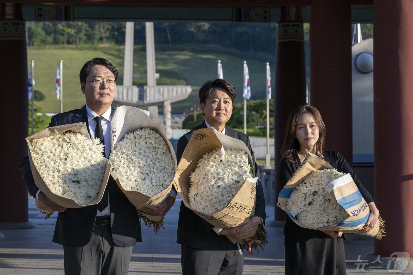 본문 이미지 - 개혁신당 이준석 대표와 이주영·천하람 비례대표 당선인이 15일 경상도에서 재배한 국화 1000송이를 들고 광주시 북구 운정동 국립5·18민주묘지를 참배하고 있다. 2024.5.15/뉴스1 ⓒ News1 김태성 기자
