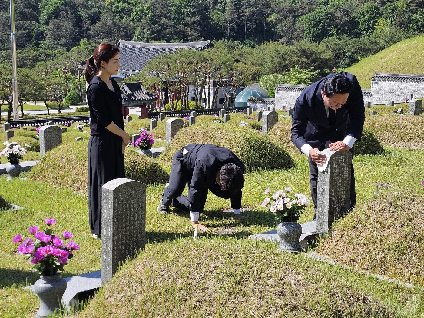 이준석 개혁신당 대표&#40;가운데&#41;가 제44주년 5·18민주화운동을 앞둔 15일 광주 북구 운정동 국립 5·18민주묘지에서 유공자 995명의 묘를 일일이 참배하다 다리에 힘이 풀려 휘청이고 있다.2024.5.15./뉴스1 ⓒ News1 서충섭 기자